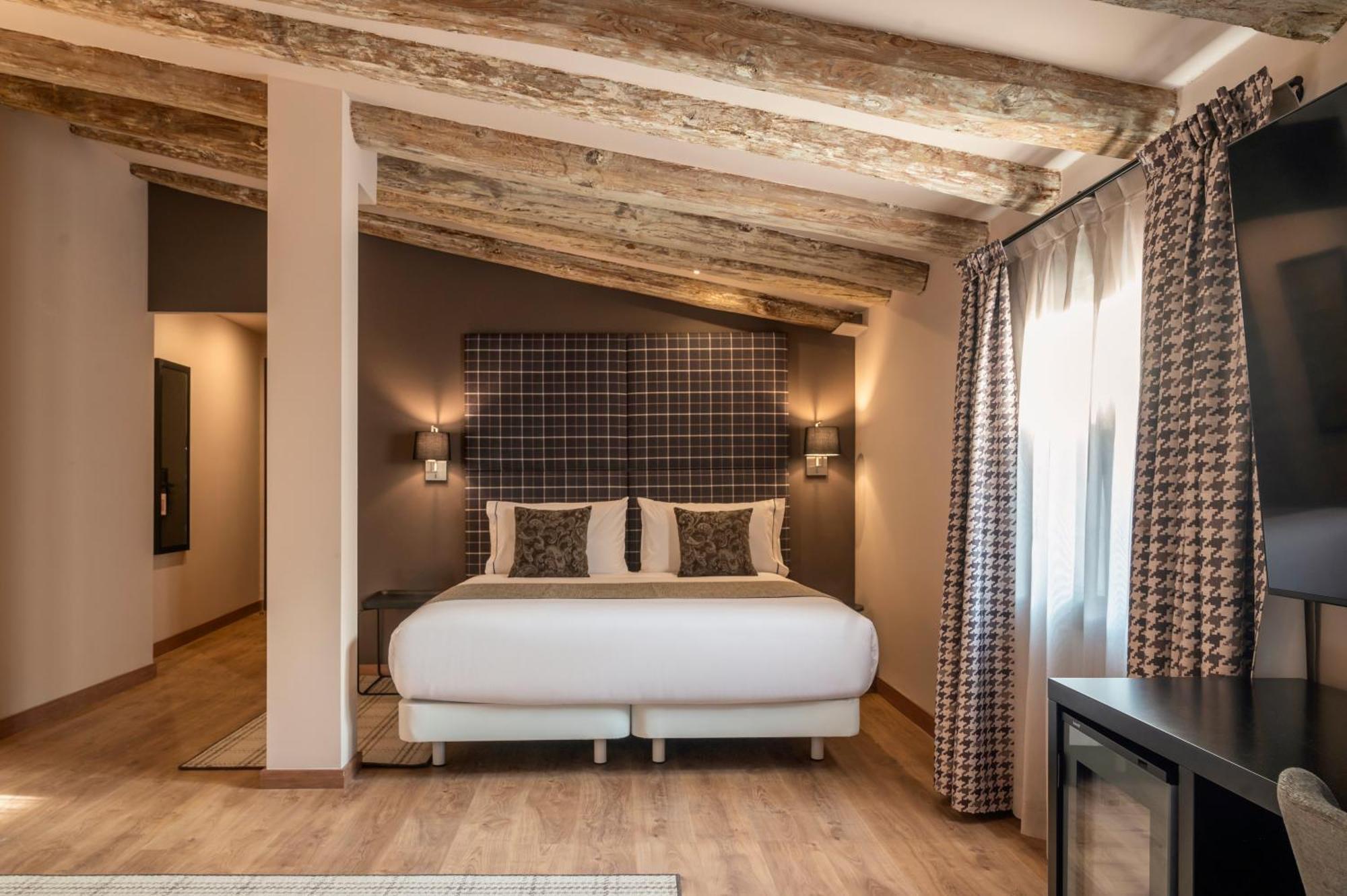 Hotel Hesperia Barri Gotic 3*