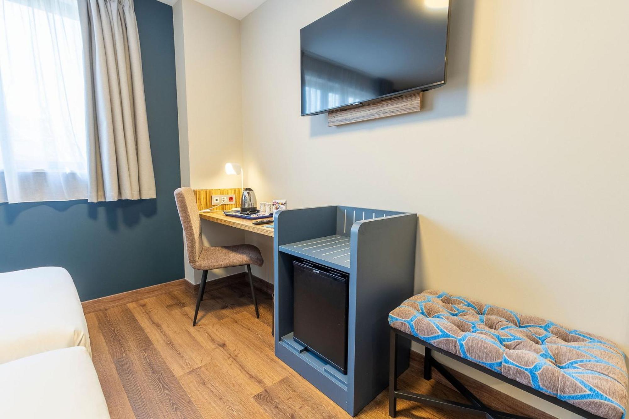 Travelodge Poblenou Hotel *