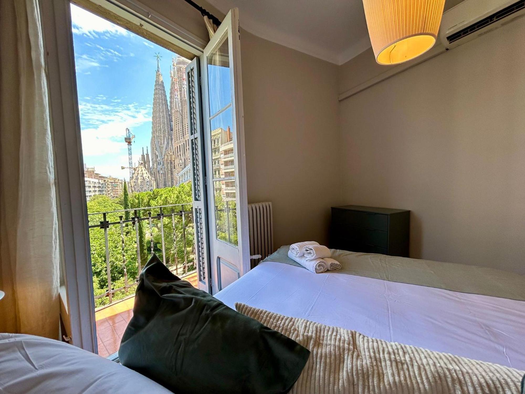 Barcelonaforrent Plaza Sagrada Familia Barcelona