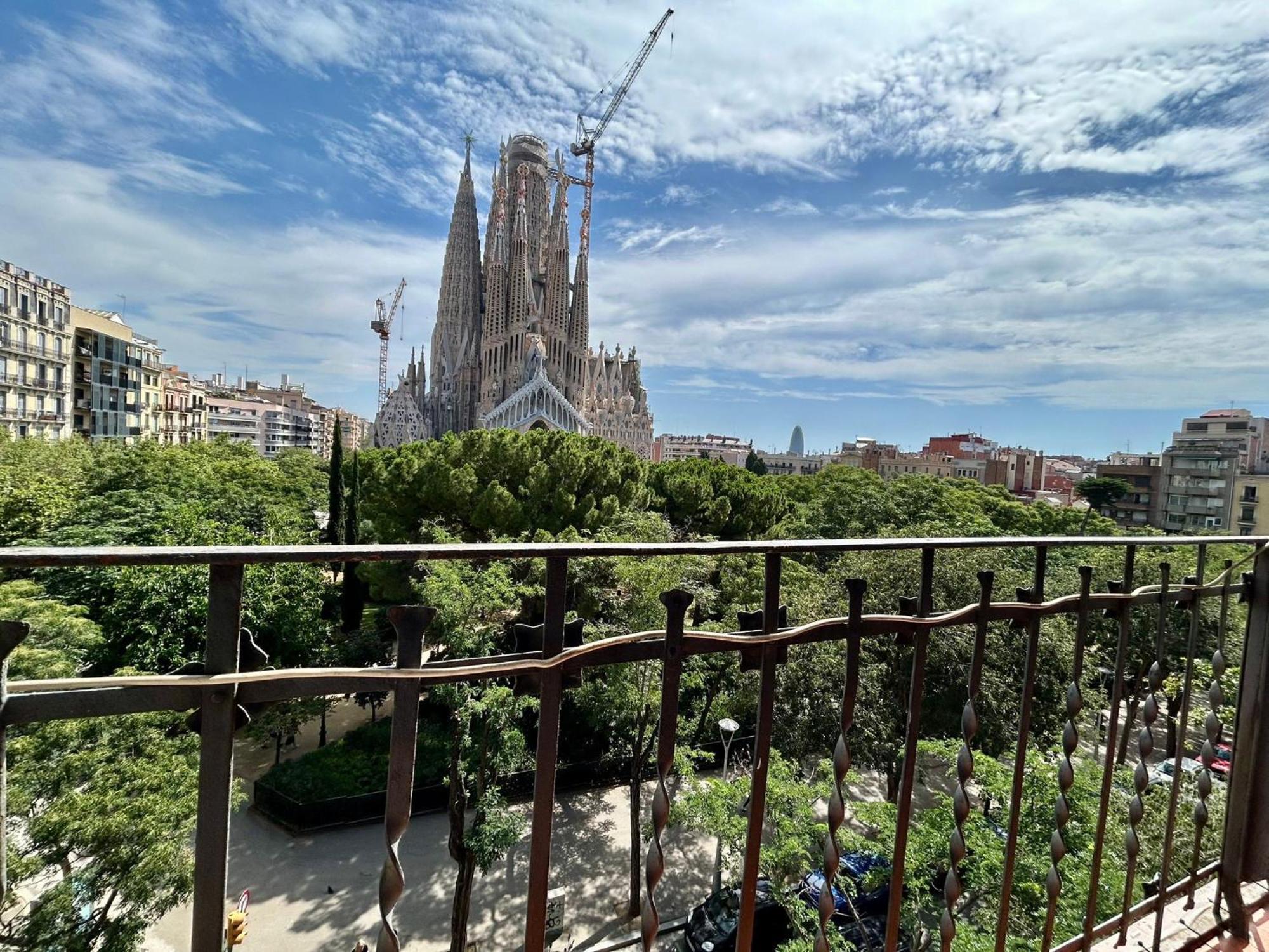 Barcelonaforrent Plaza Sagrada Familia Barcelona
