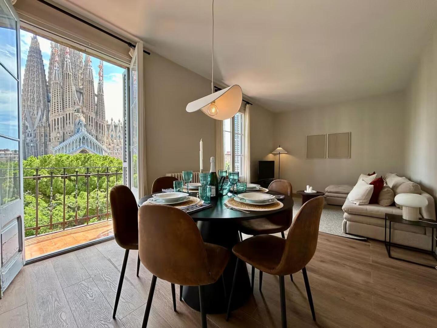 Barcelonaforrent Plaza Sagrada Familia *