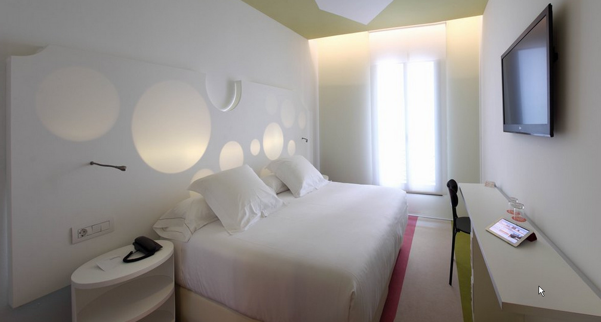 Mate Pau, Hotel