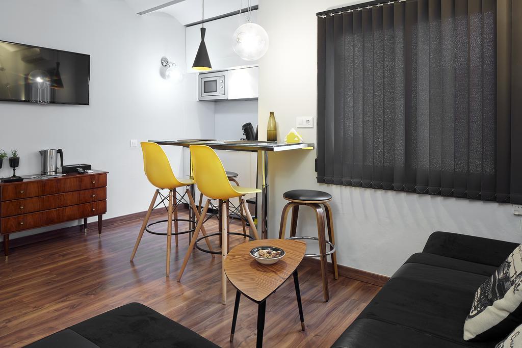 L'appartement, Luxury