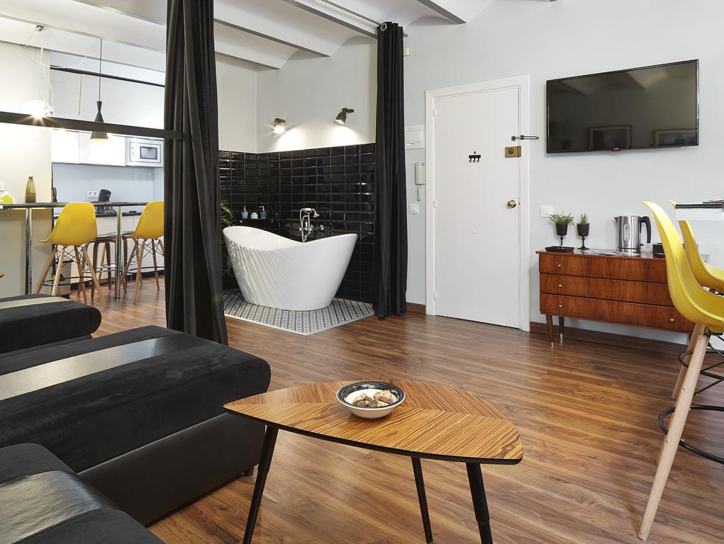 L'appartement, Luxury