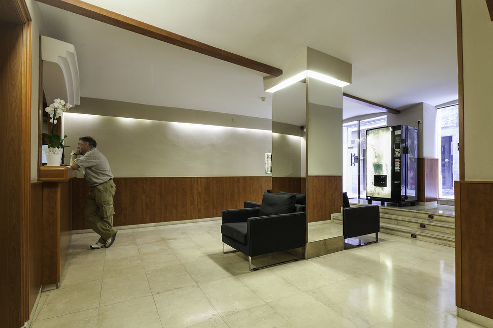 El Call Hotel *