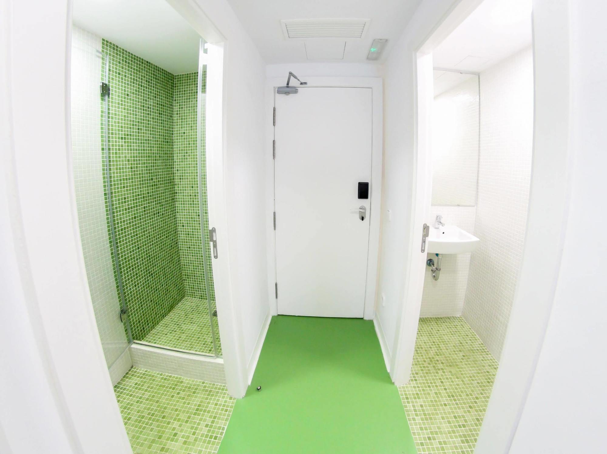 Sant Jordi Sagrada Familia Hostal Barcelona