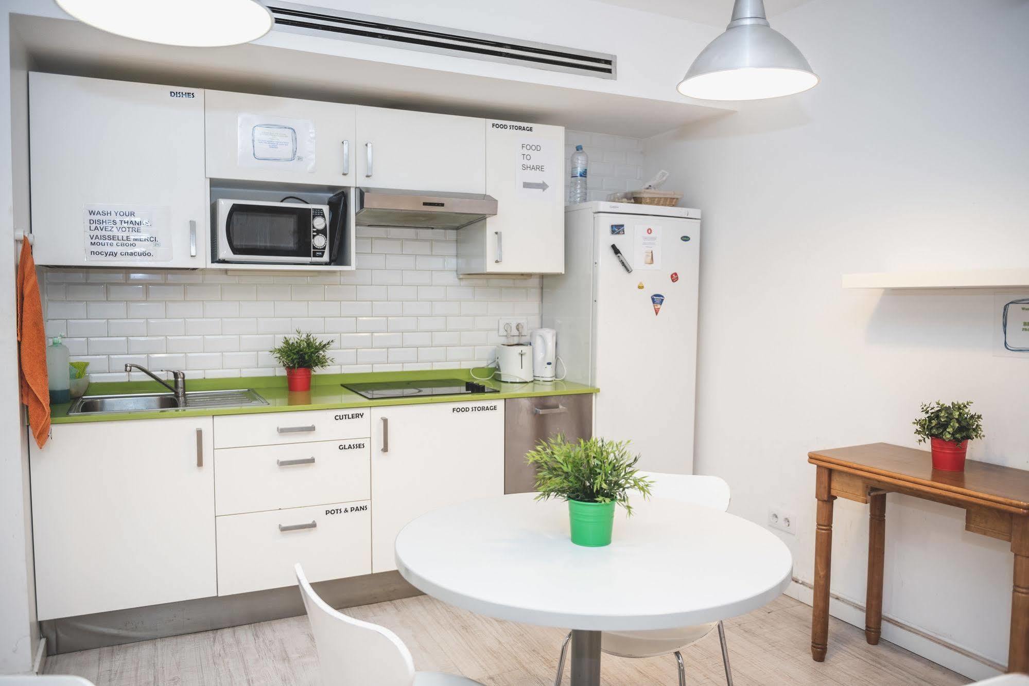 Rocket Gracia Hostal *