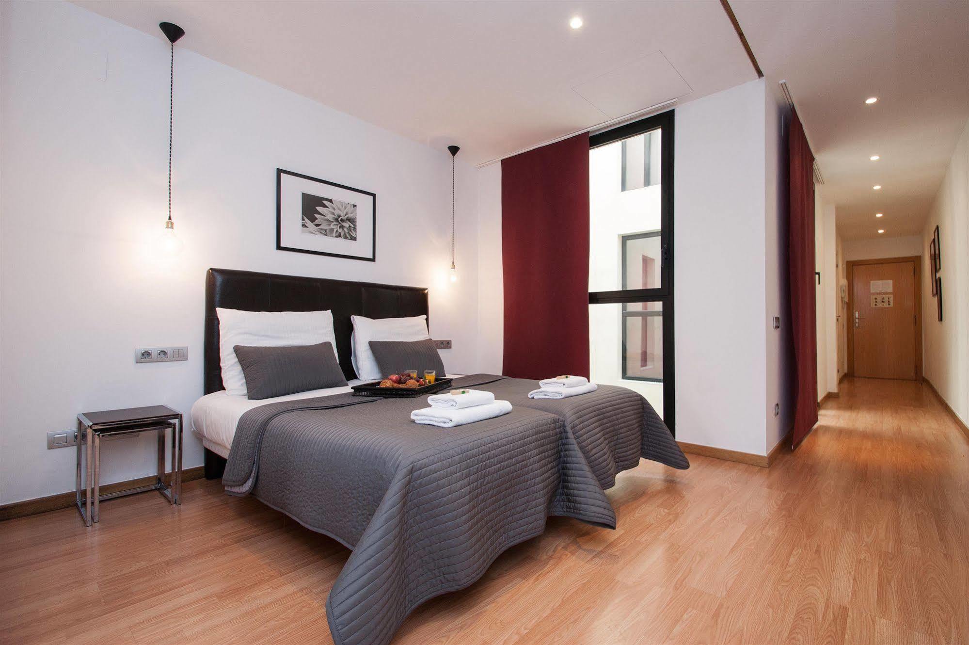 Short Group Liceu Serviced * Barcelona