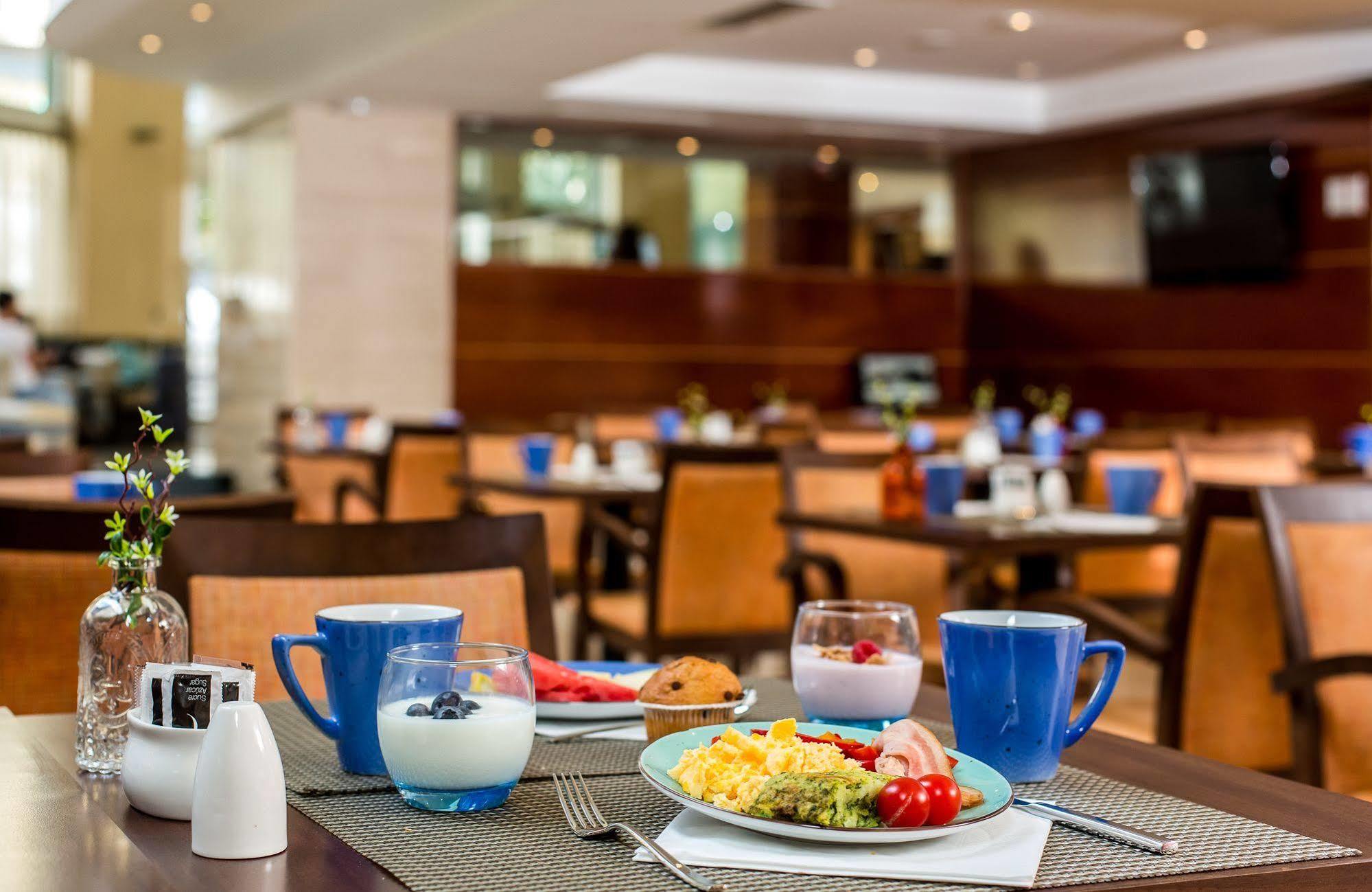 Hotel Leonardo Gran Via 3*