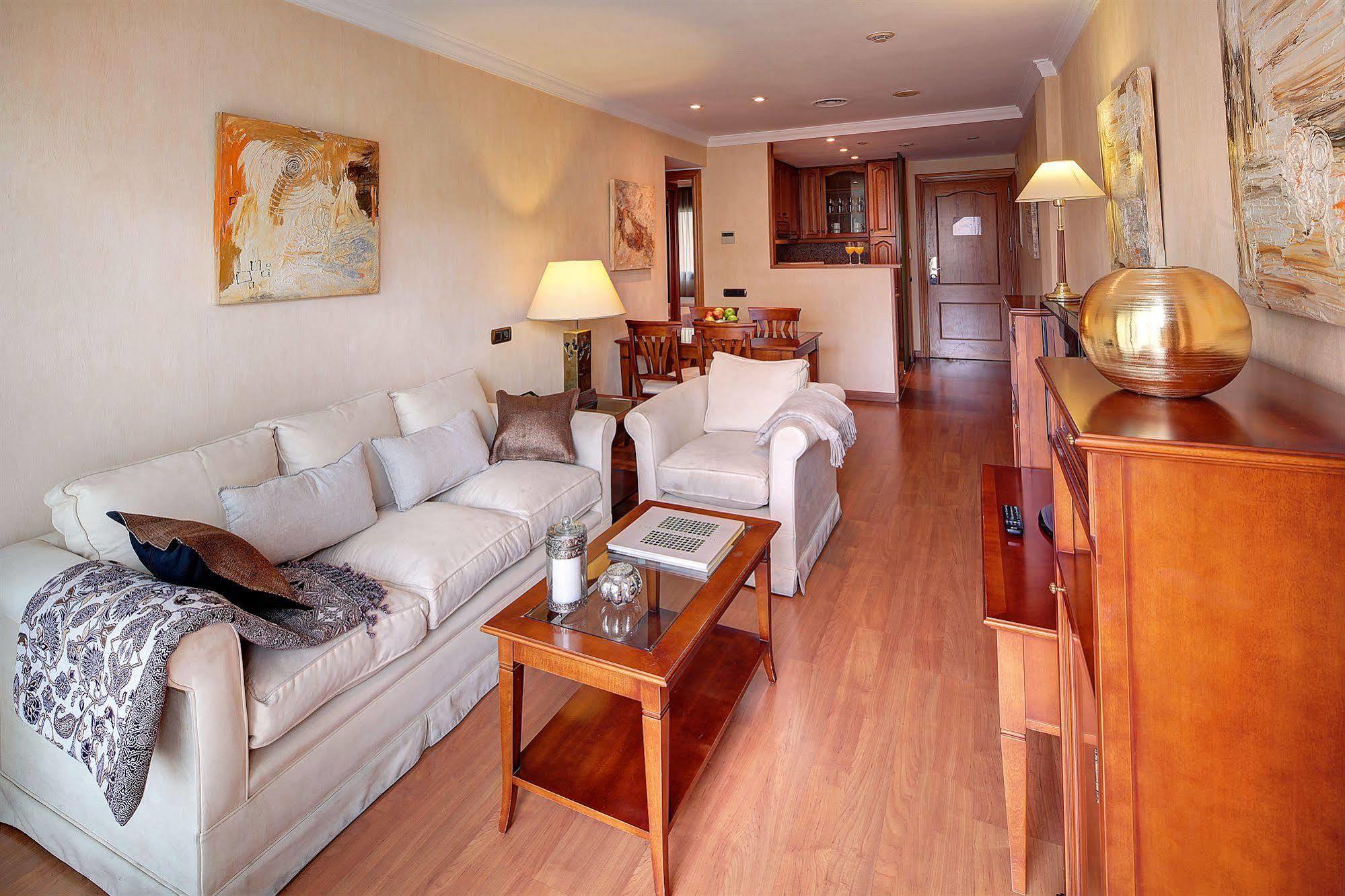 Apartaments-hotel Hispanos 7 Suiza 4*