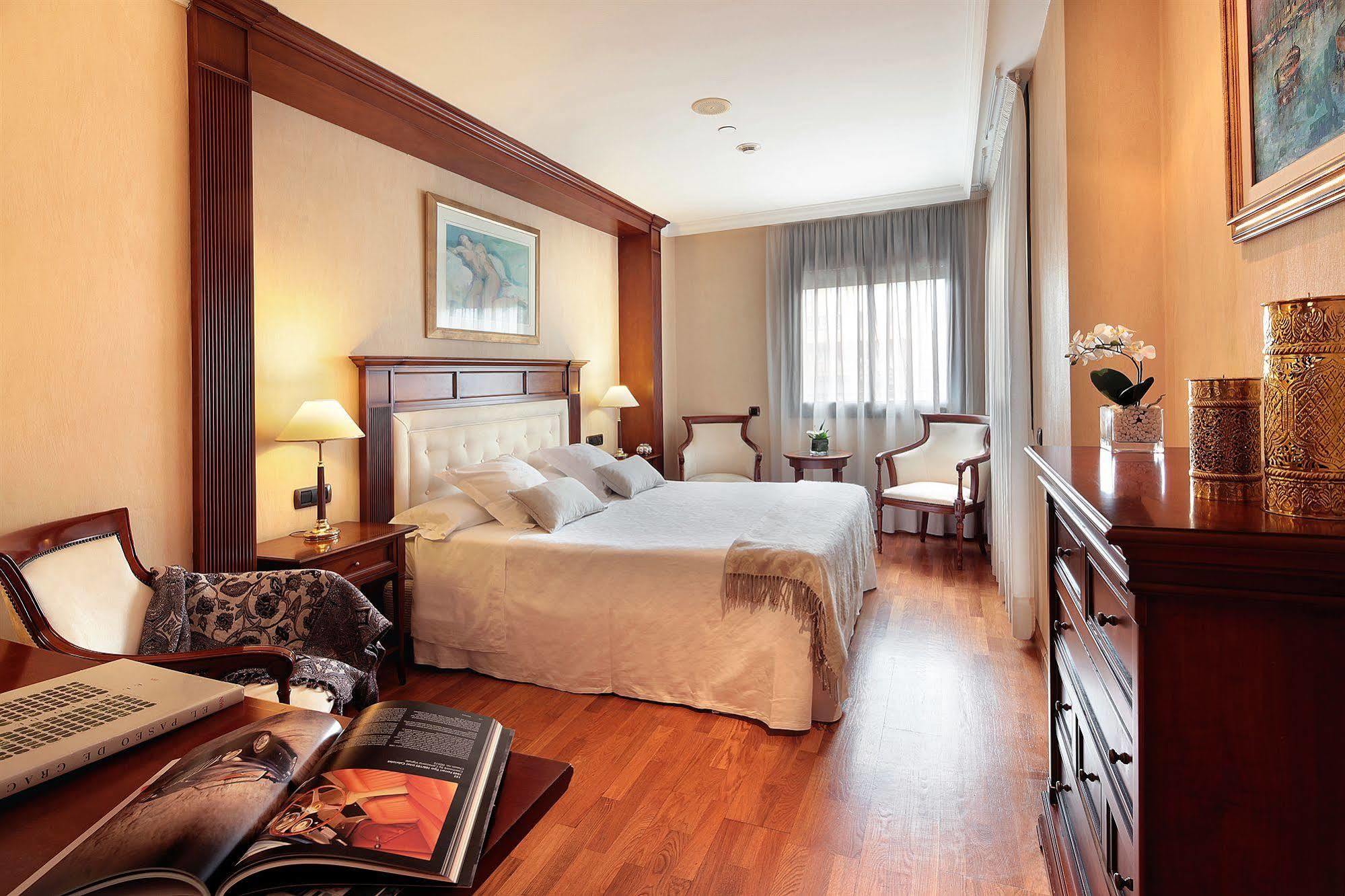 Apartaments-hotel Hispanos 7 Suiza 4*
