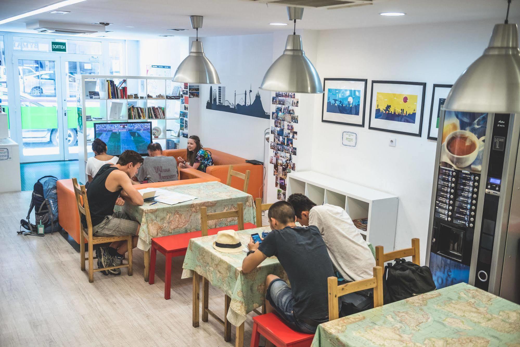 Onefam Ramblas Hostel *