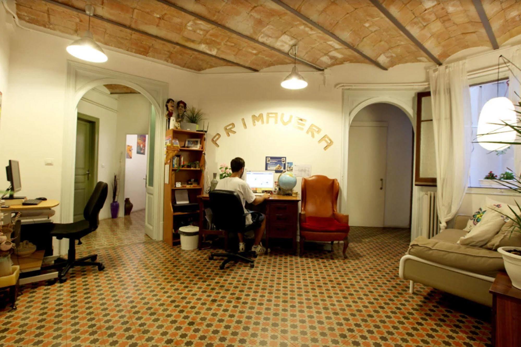 Primavera Hostal *