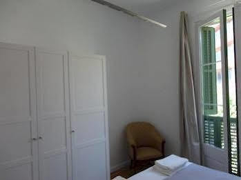 Claris Apartment *