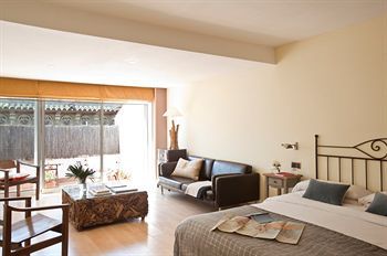 Ample Hotel