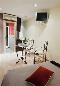 Ample Hotel 2*