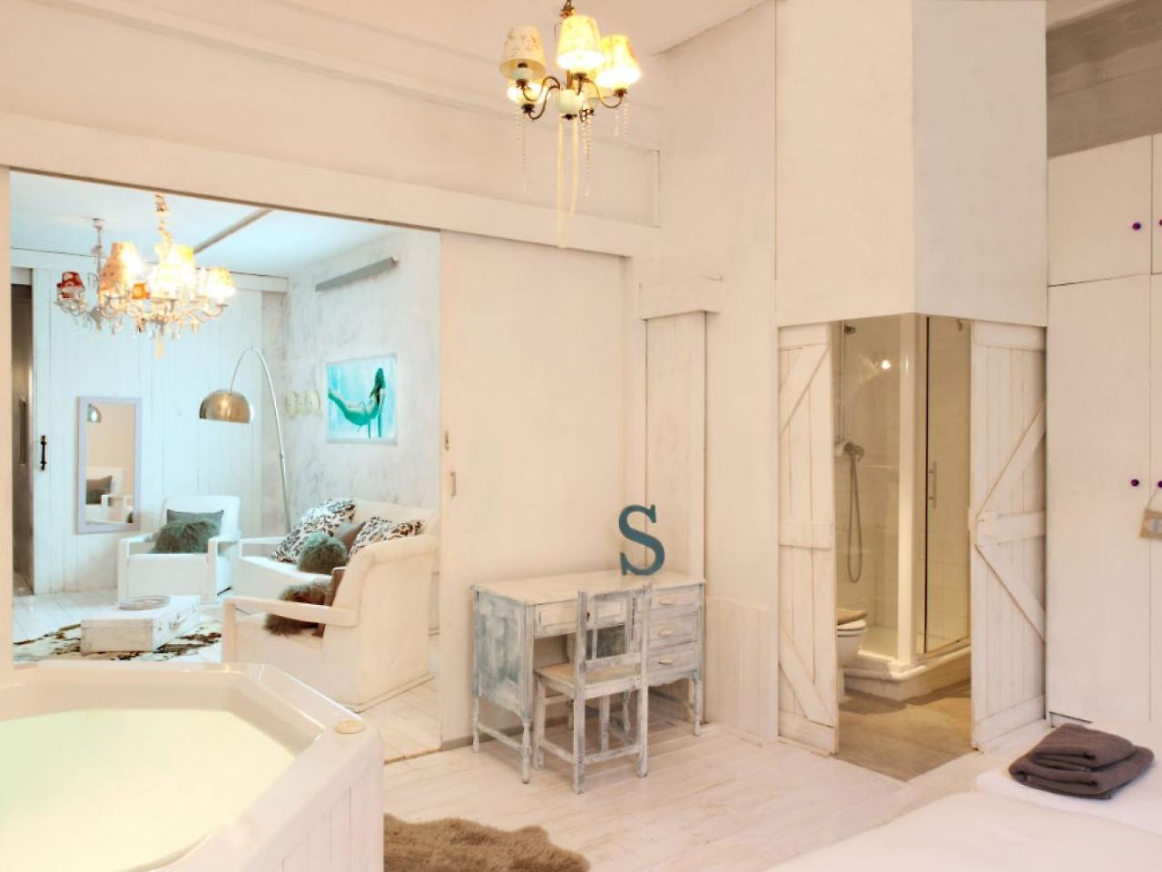 Pink House Hotel *
