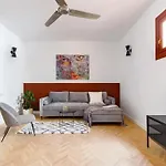 Spacious Apartment In The Gothic