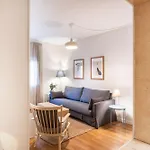 Comfortable 3 Bed Apt Next To The Sagrada Familia