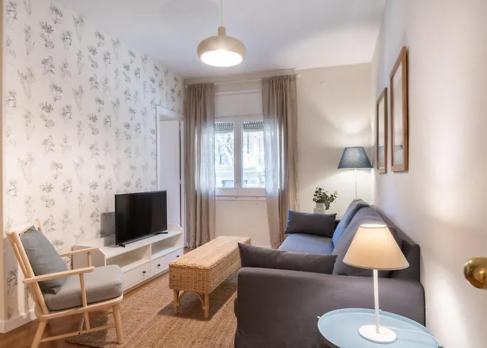 Comfortable 3 Bed Apt Next To The Sagrada Familia