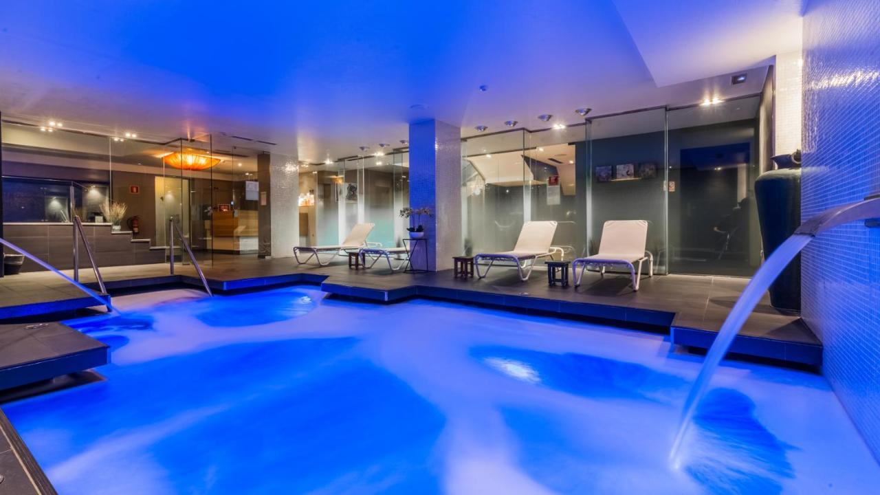 Hotel Grums & 4*