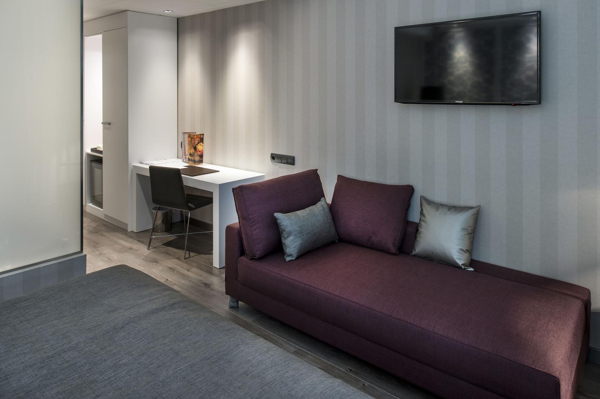 Catalonia Plaza Hotel