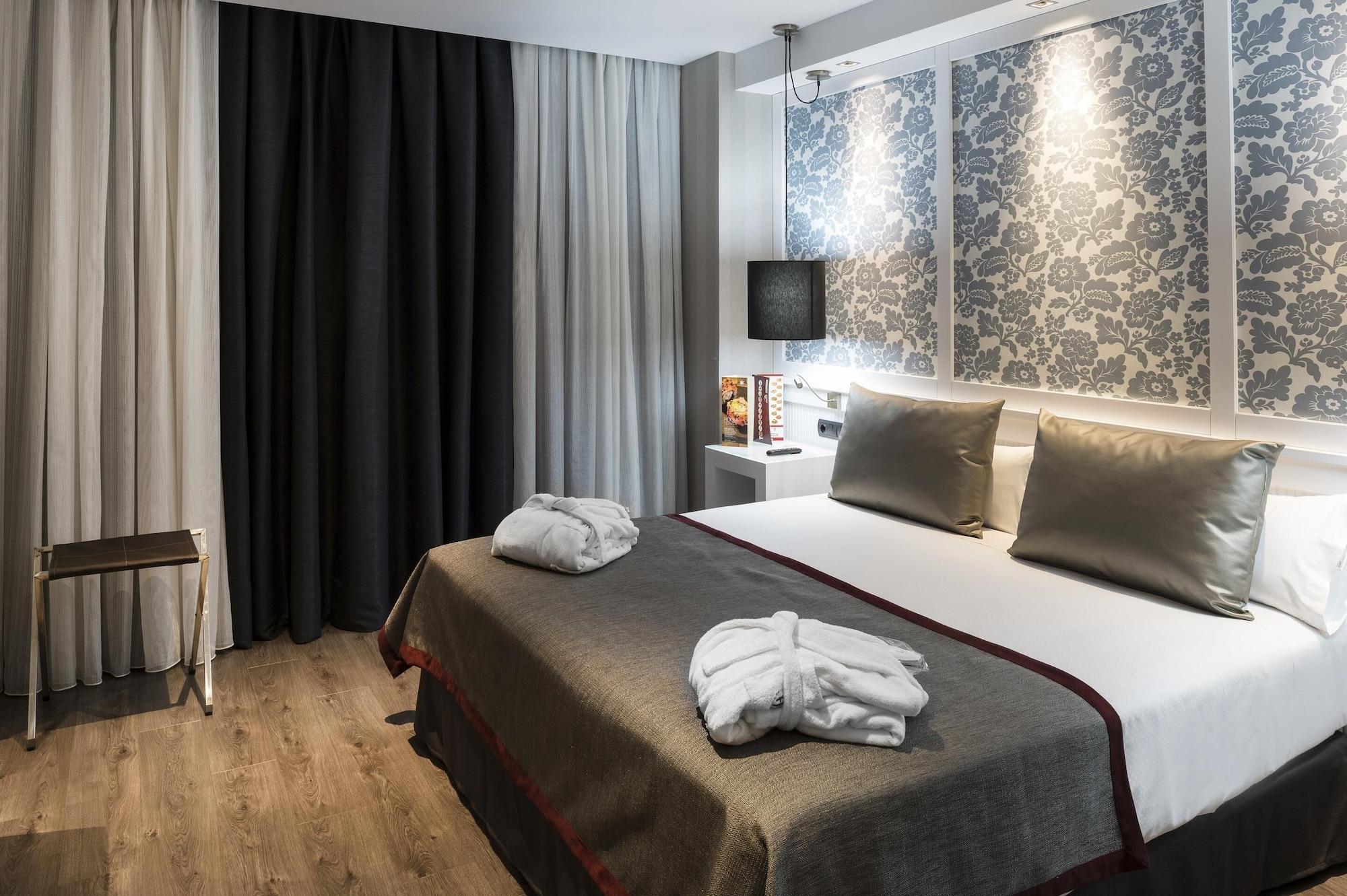 Catalonia Plaza Hotel