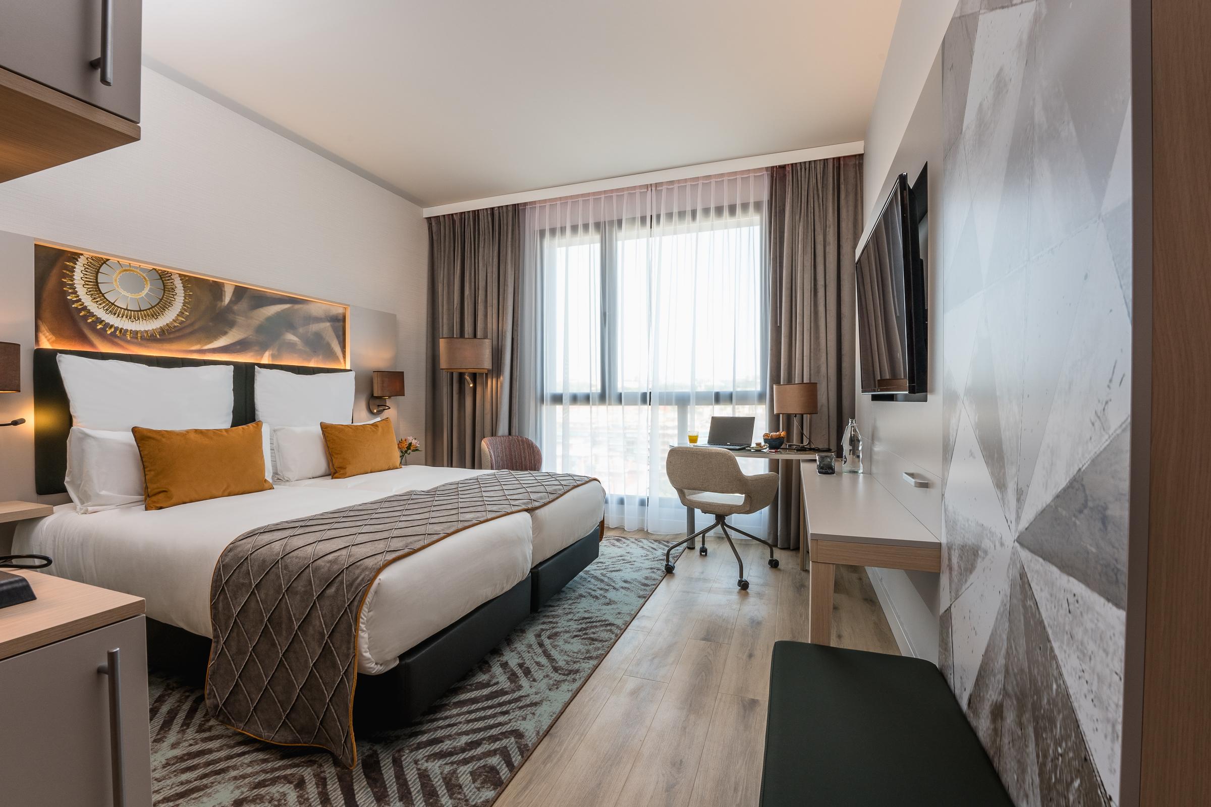 Hotel Leonardo Royal Fira 4*