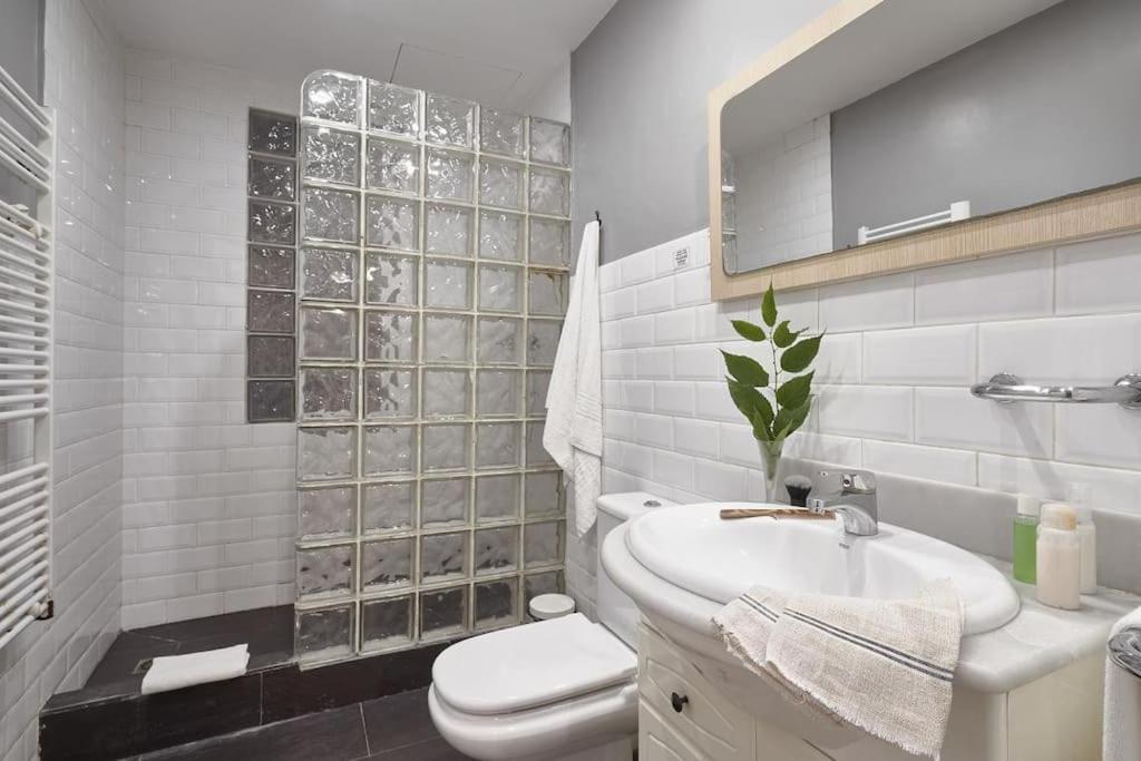 Magnificent 4 Bedroom In Eixample Apartamento