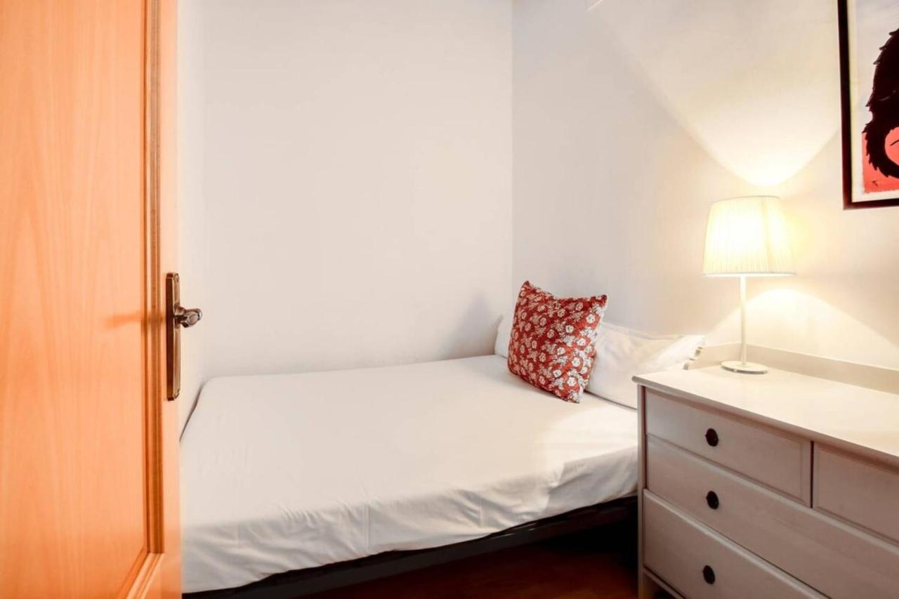 Apartamento Modern 2 Bedroom In Poble Sec 7 Minutes To Metro Barcelona