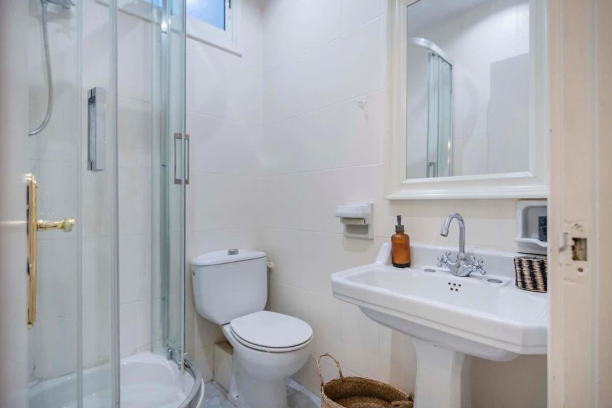 Elegant 4 Bedrooms 3 Bathrooms Catalan