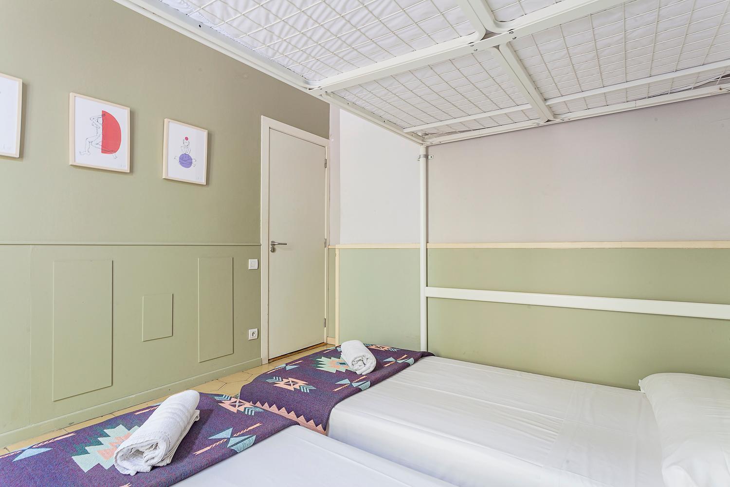 Bird House Hostel *