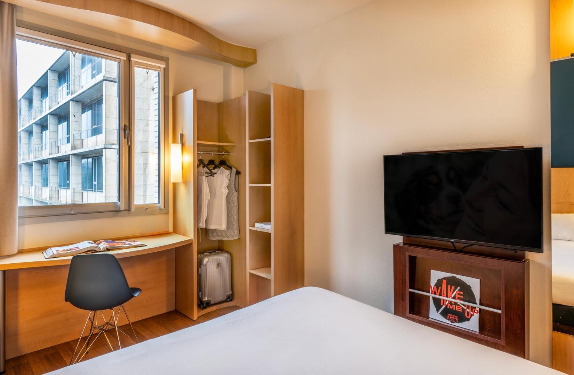 Hotel Ibis Plaza Glories 22@ 2*