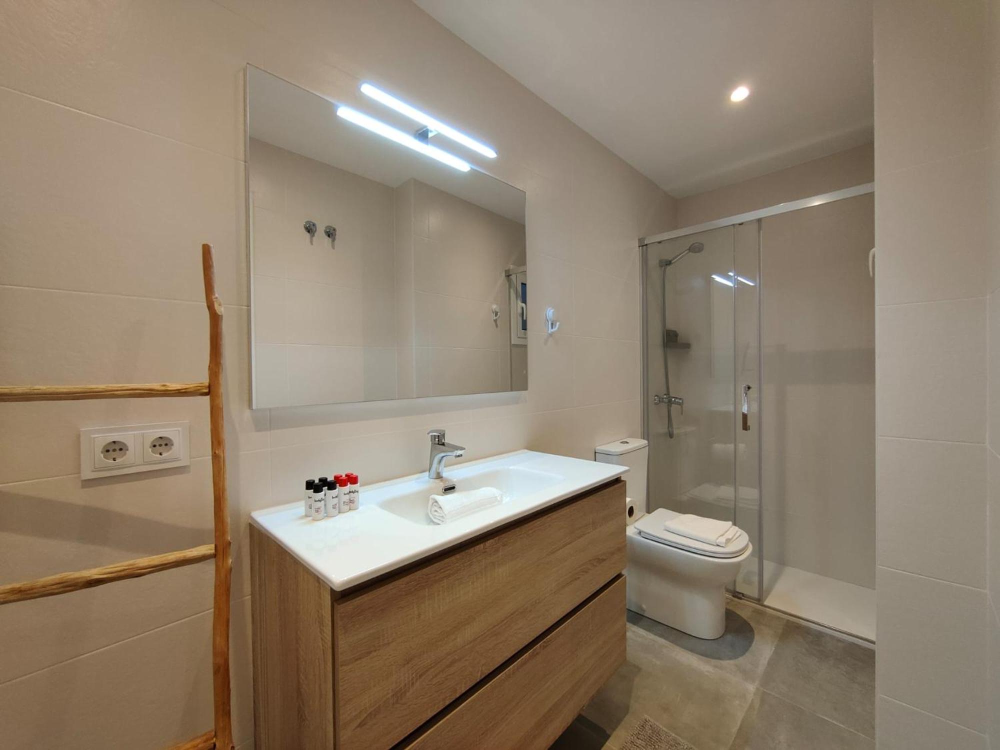 2br Central Location Apartment *