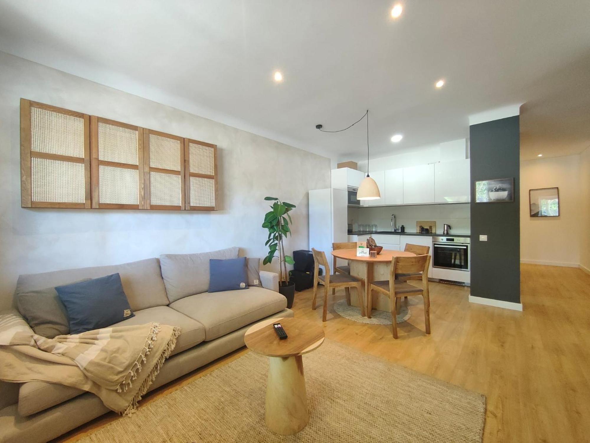 2br Central Location Apartment *