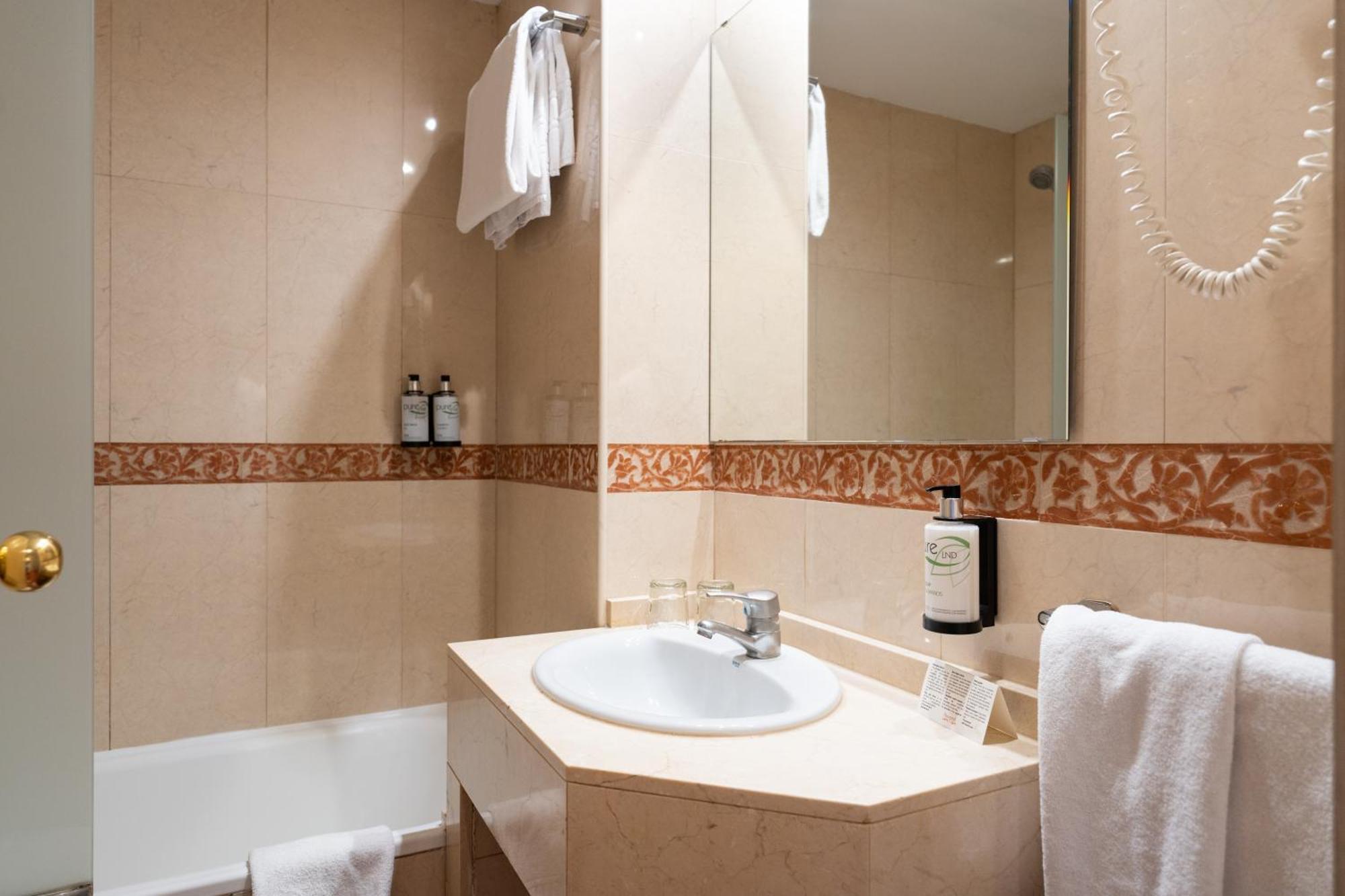 Sunotel Junior Hotel 2*