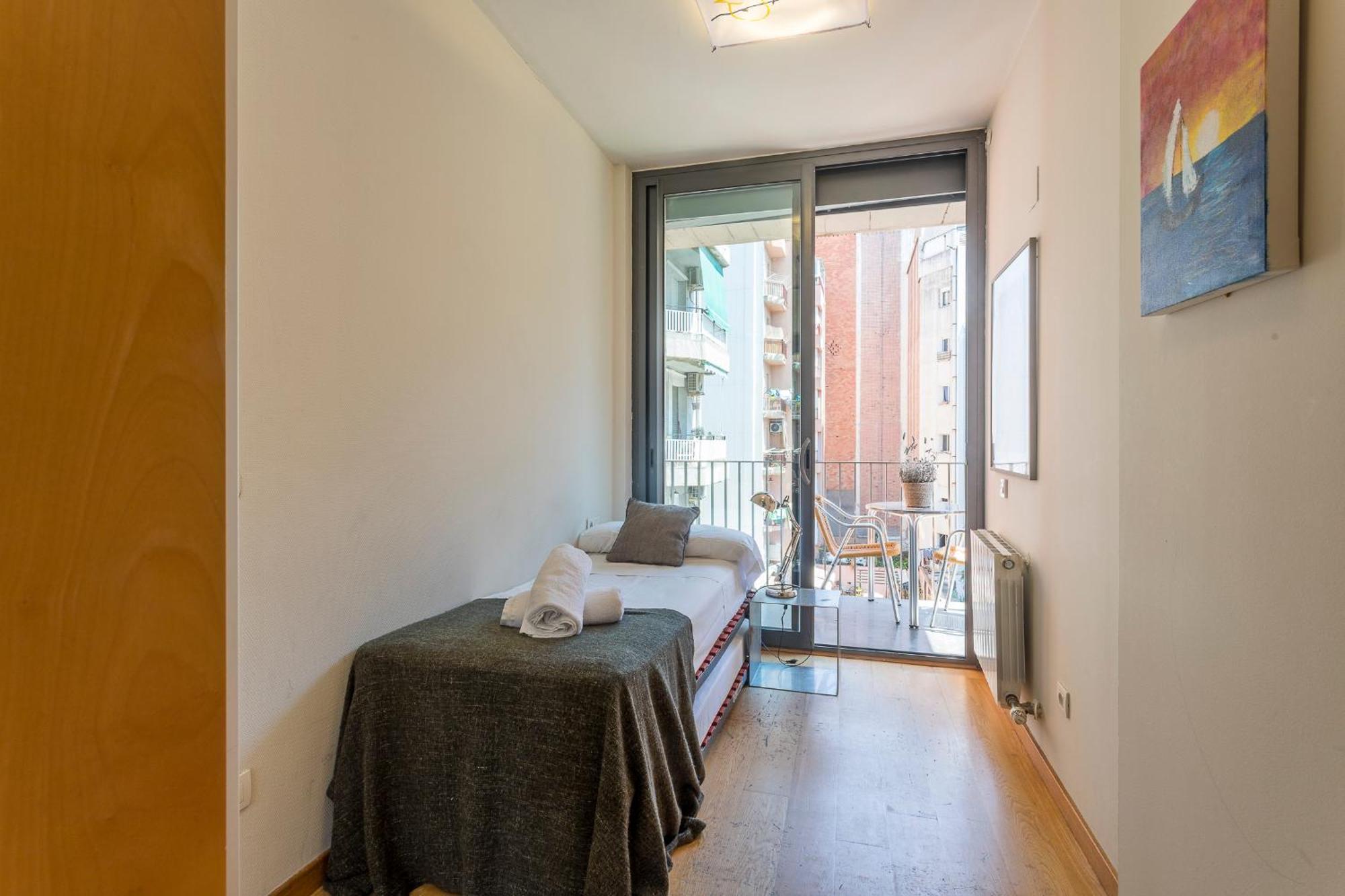 My Space Emirates - Fully Equipped Near The With Shared Pool Apartamento Barcelona