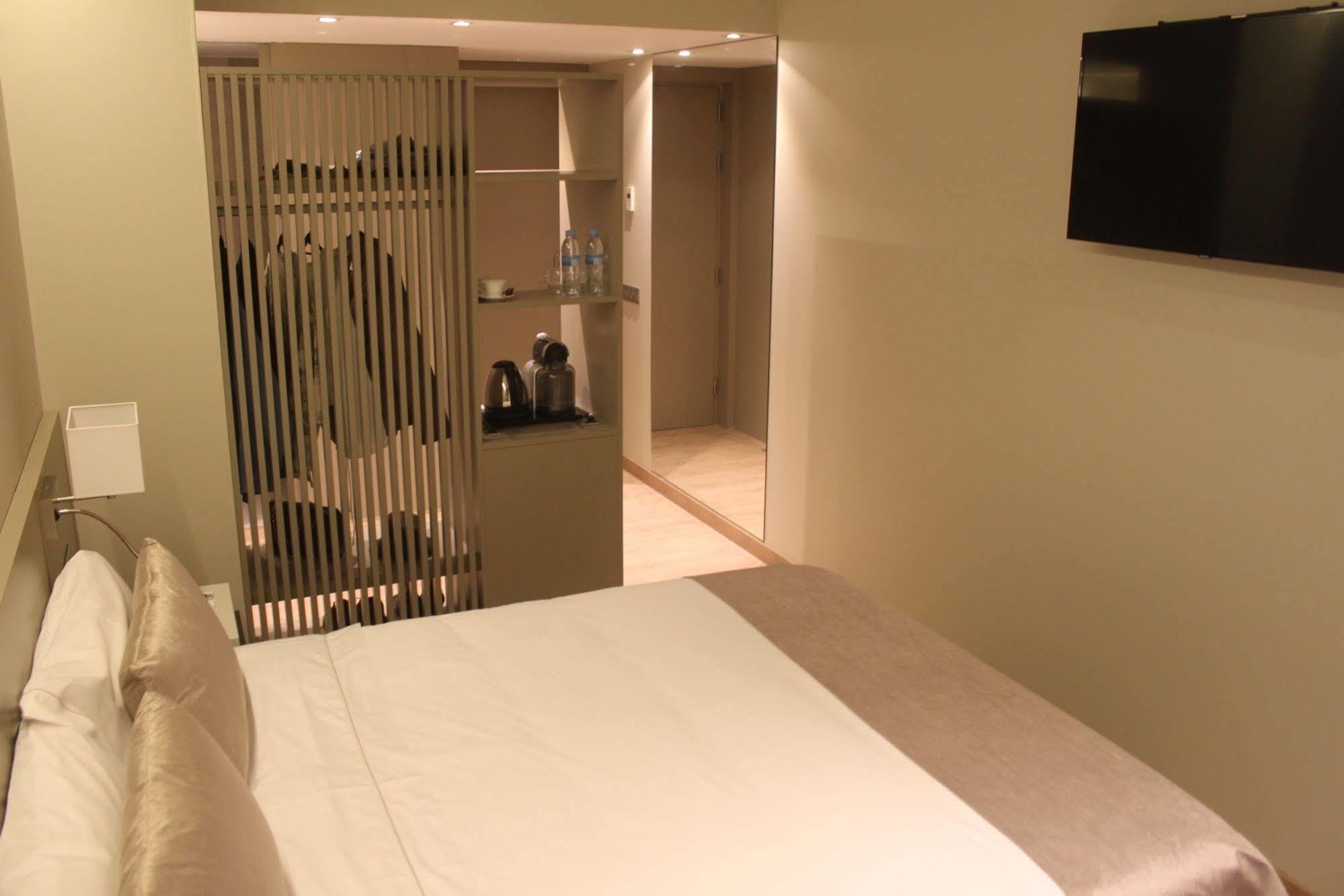 Hotel Well And Barcelona
