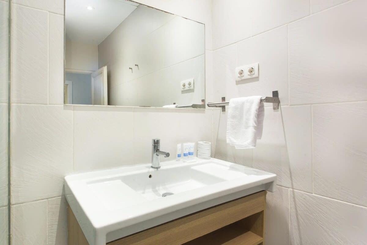 4bedroom With A Balcony In Ramblas 1 2 * Barcelona