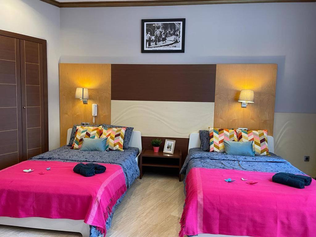 Hostal By La Rambla Rooms