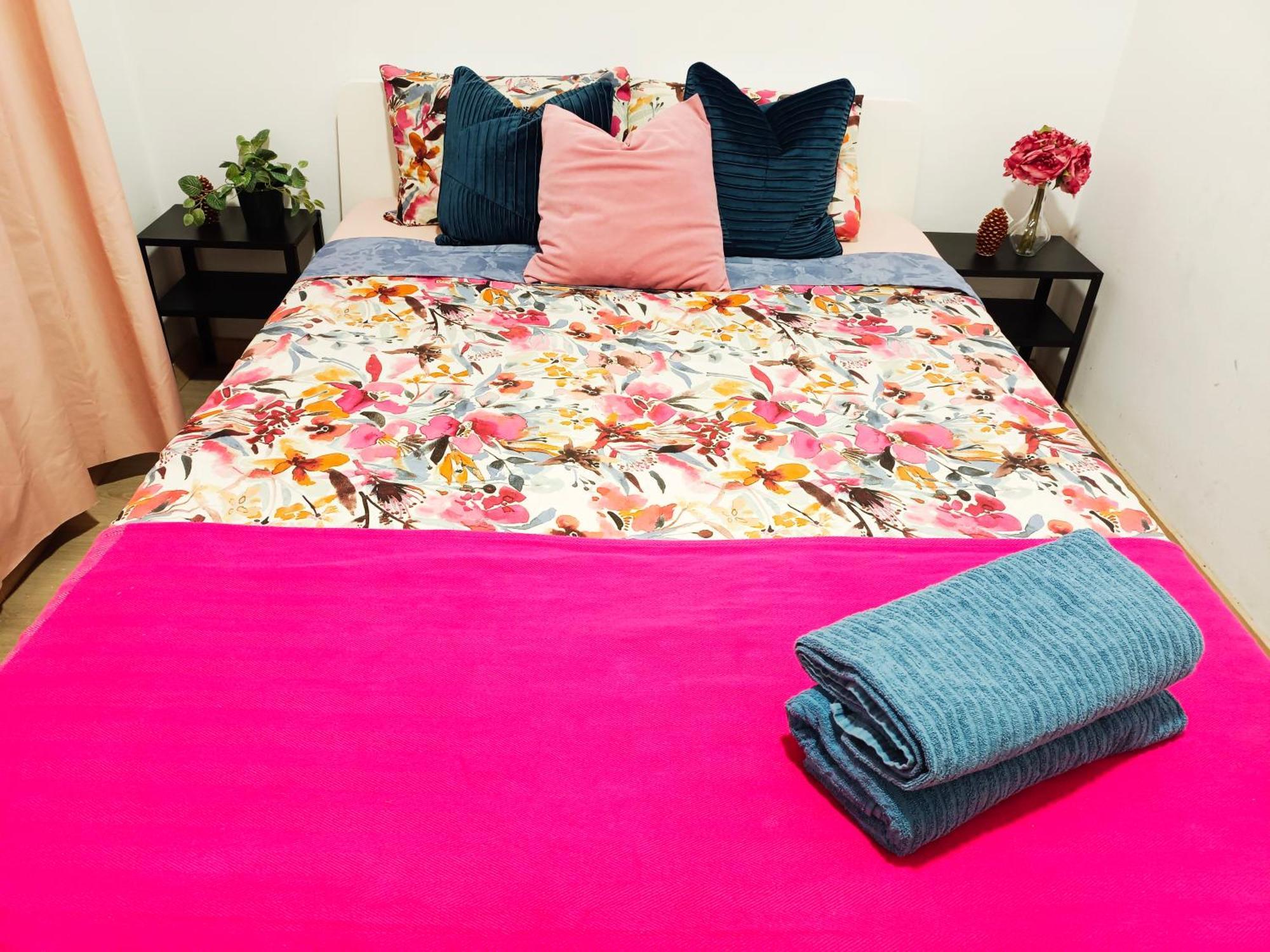 Sharing Flats In Gotico Hostal
