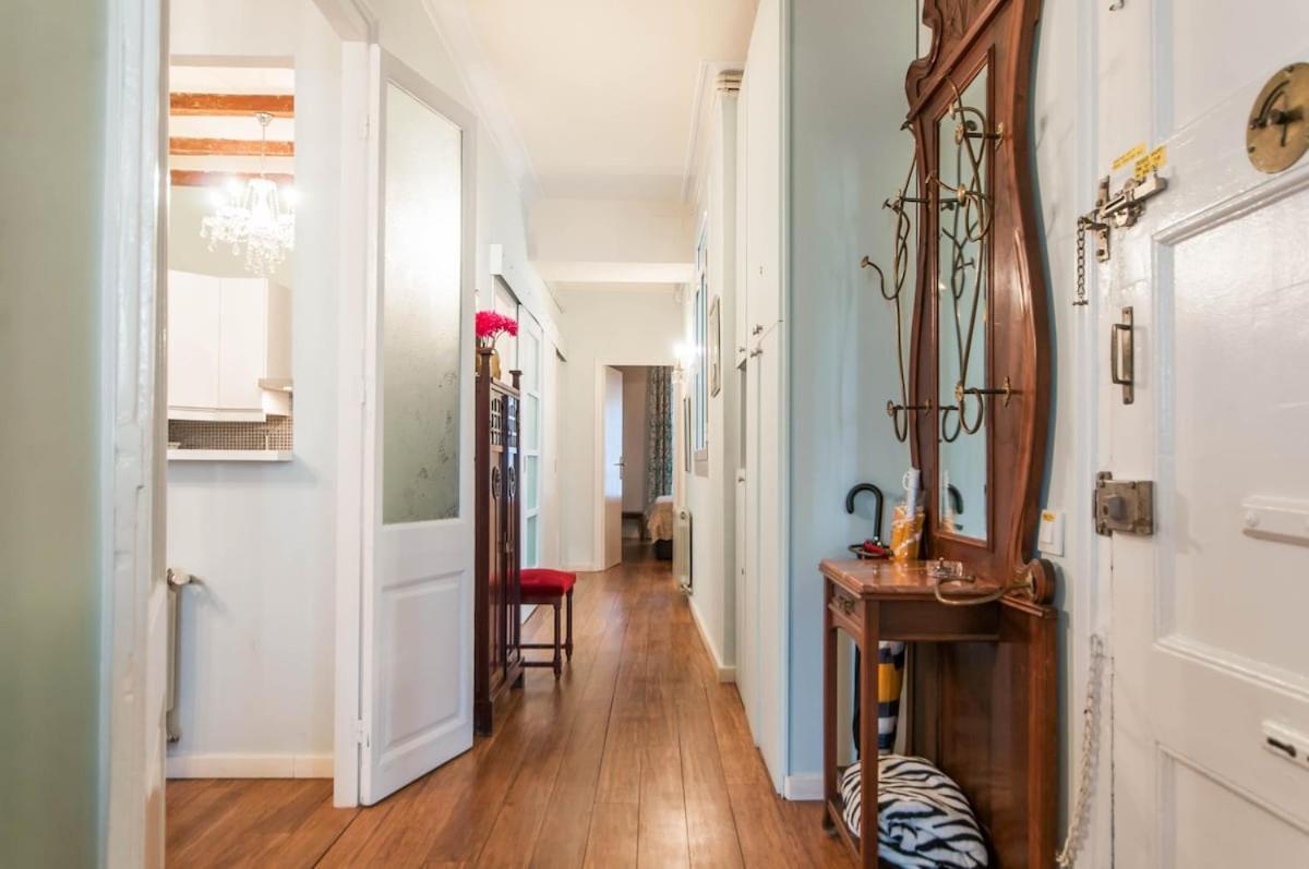 Explore Center From An Elegant Urban Retreat Apartamento Barcelona
