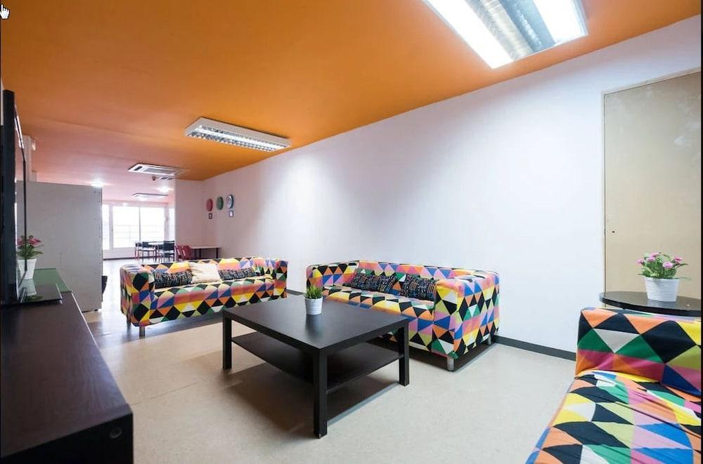 Arc House Hostal *