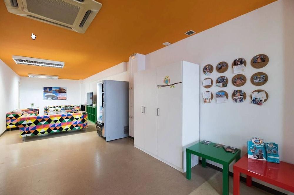 Arc House Hostal *